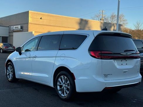 New 2026 Chrysler Pacifica Select image 6