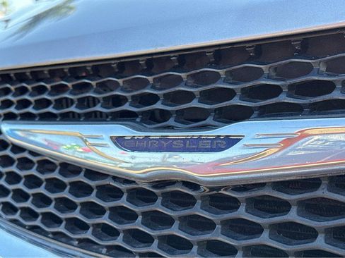 Used 2017 Chrysler Pacifica Touring-L image 45