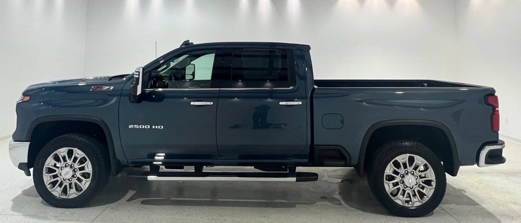 Used 2025 Chevrolet Silverado 2500 LTZ w/ LTZ Premium Package AWD/4WD image 2