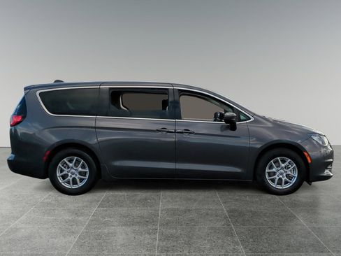 Used 2023 Chrysler Voyager LX FWD image 6
