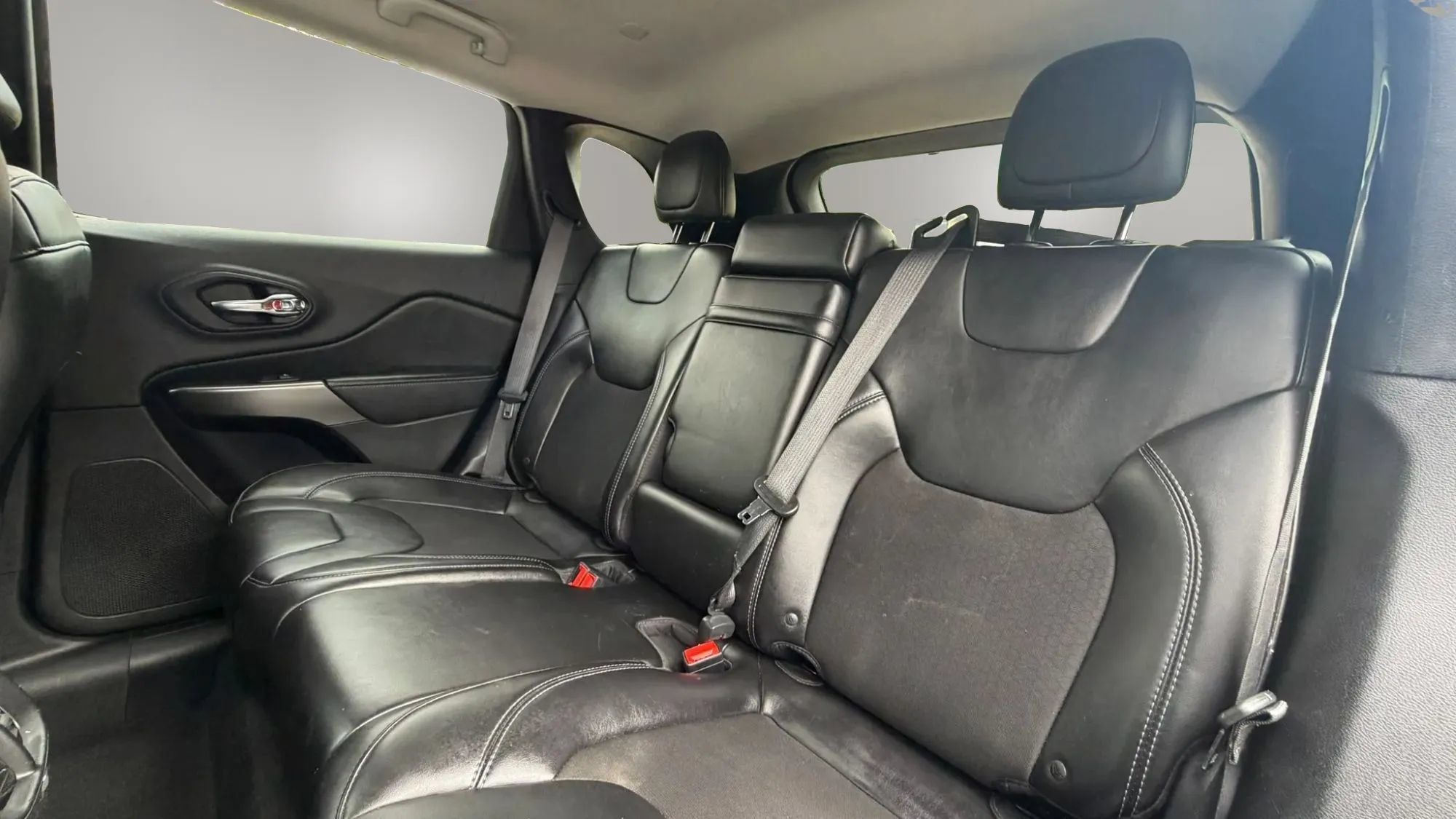 Used 2019 Jeep Cherokee Latitude Plus FWD image 26