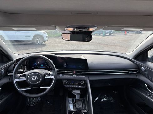 Used 2025 Hyundai Elantra Limited image 34