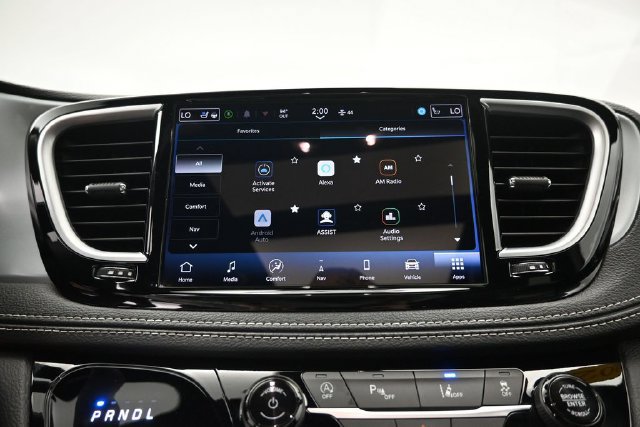 Used 2025 Chrysler Pacifica Limited FWD image 18