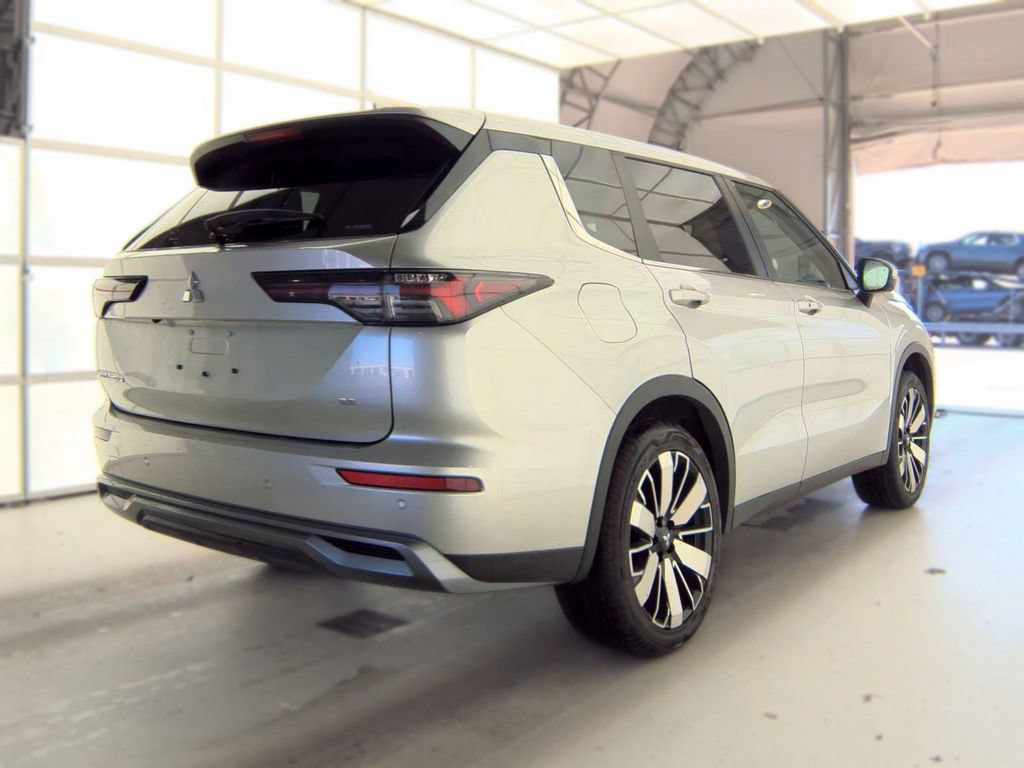 Used 2025 Mitsubishi Outlander SE AWD/4WD image 4