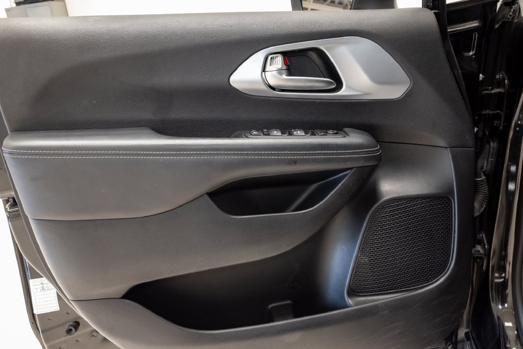 Used 2023 Chrysler Pacifica Touring FWD image 11