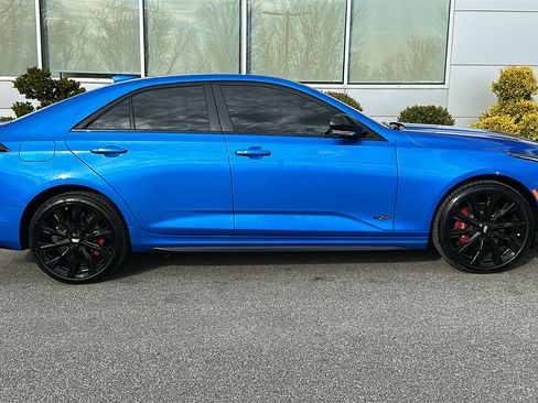 Used 2025 Cadillac CT4 V w/ LPO, ONYX Package image 28