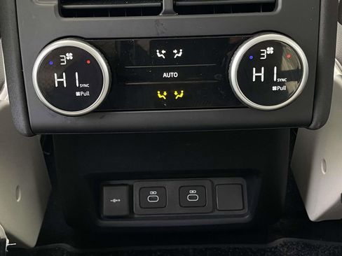 Used 2025 Land Rover Discovery S image 4