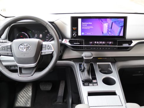 Used 2025 Toyota Sienna XLE FWD image 28