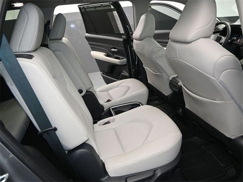 Used 2025 Toyota Grand Highlander FWD image 17