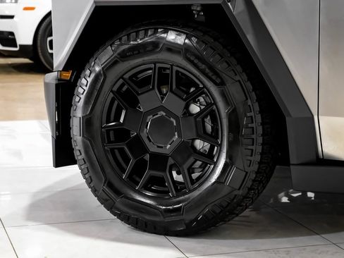 Used 2024 Tesla Cybertruck AWD Crew Cab image 55