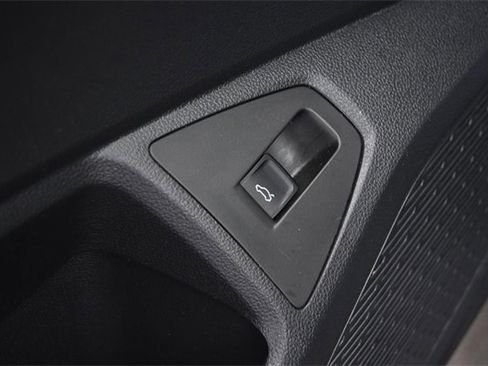 Certified 2025 Volkswagen Jetta SE w/ Sunroof Package image 9