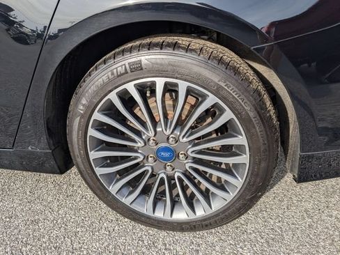 Used 2017 Ford Fusion SE w/ Fusion SE Technology Package FWD image 12