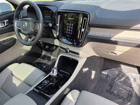 Used 2024 Volvo XC40 B5 Plus image 32