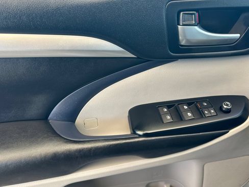 Used 2018 Toyota Highlander XLE AWD/4WD image 11