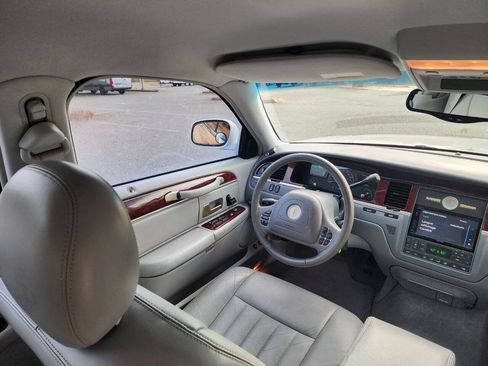 Used 2004 Lincoln Town Car Signature RWD image 26