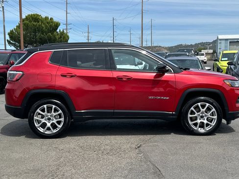 Used 2025 Jeep Compass Limited AWD/4WD image 3