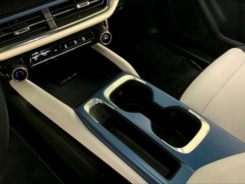 Used 2025 Chevrolet Equinox EV LT image 17