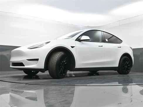 Used 2024 Tesla Model Y Long Range image 25