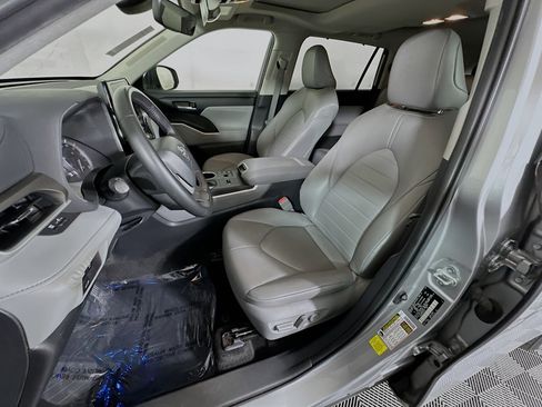 Used 2023 Toyota Highlander XLE FWD image 12