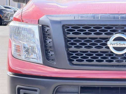 Used 2018 Nissan Titan S image 11