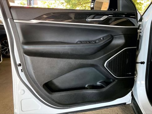 Used 2024 Jeep Grand Cherokee Trailhawk image 21