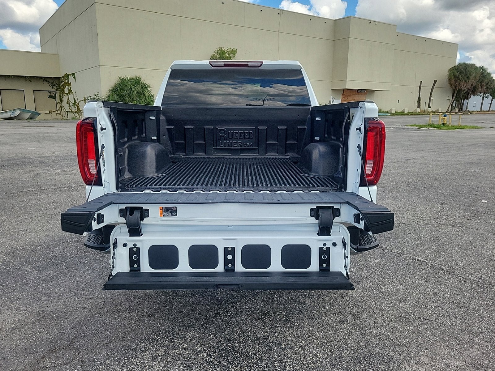 Certified 2025 GMC Sierra 1500 SLT RWD image 9