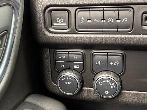 Used 2021 Chevrolet Suburban LT image 22