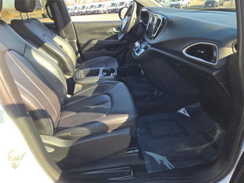 Used 2025 Chrysler Pacifica Select image 8