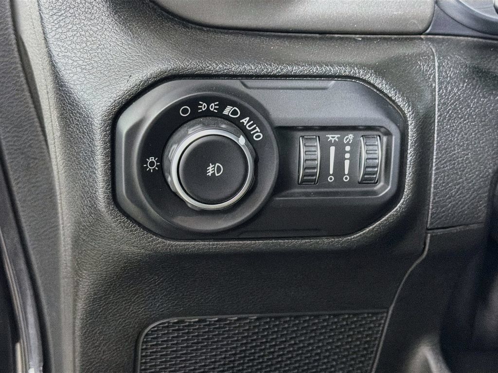 Used 2019 Jeep Wrangler Unlimited Sahara AWD/4WD image 11