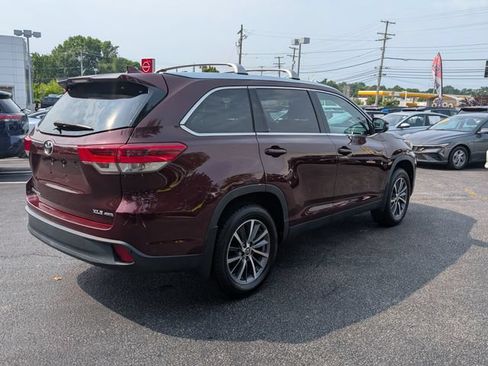 Used 2019 Toyota Highlander XLE AWD/4WD image 3