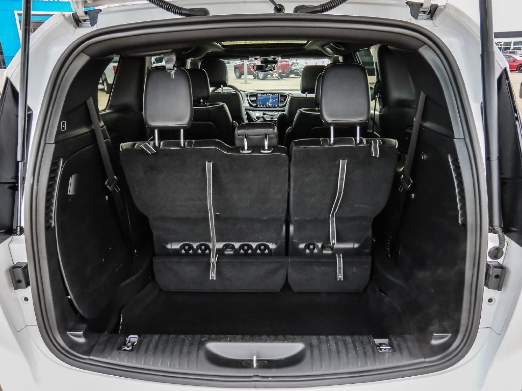 Used 2025 Chrysler Pacifica Limited FWD image 13