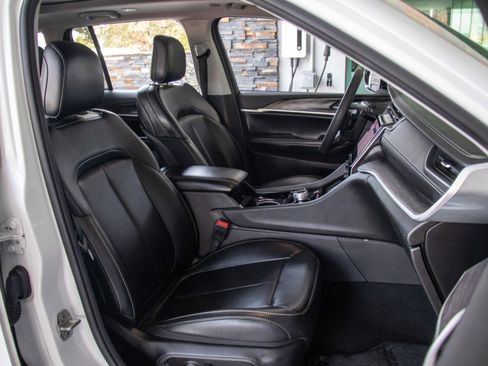 Used 2023 Jeep Grand Cherokee Limited image 19