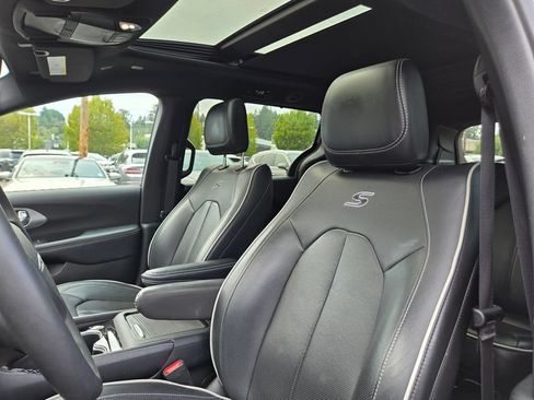 Used 2025 Chrysler Pacifica Limited FWD image 21
