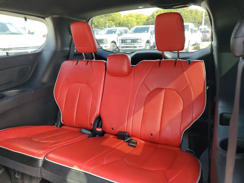 Used 2021 Chrysler Pacifica Limited w/ Uconnect Theater Family Group image 16