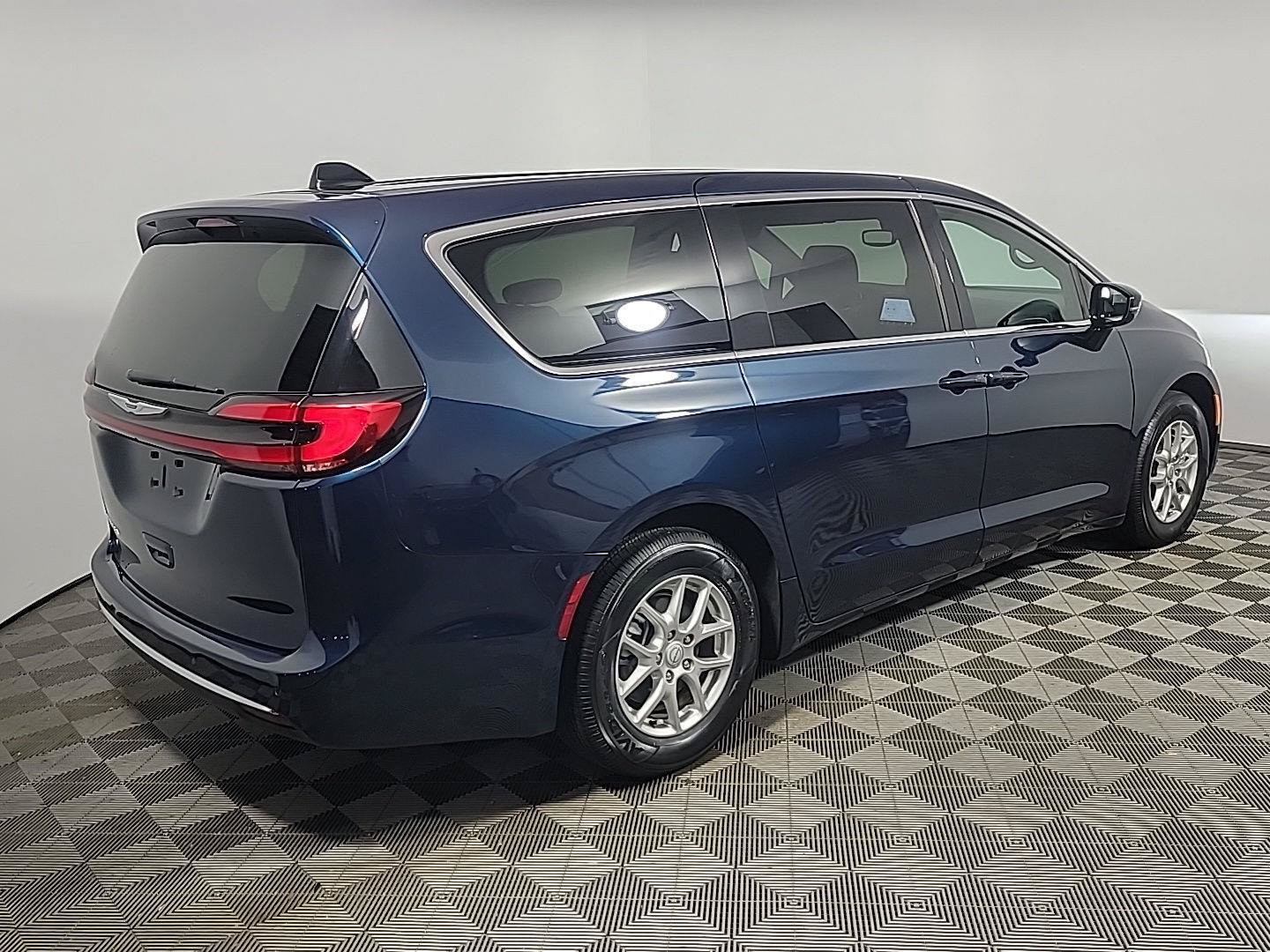 Used 2025 Chrysler Pacifica Select FWD image 4