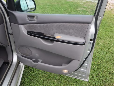 Used 2004 Toyota Sienna LE FWD image 37