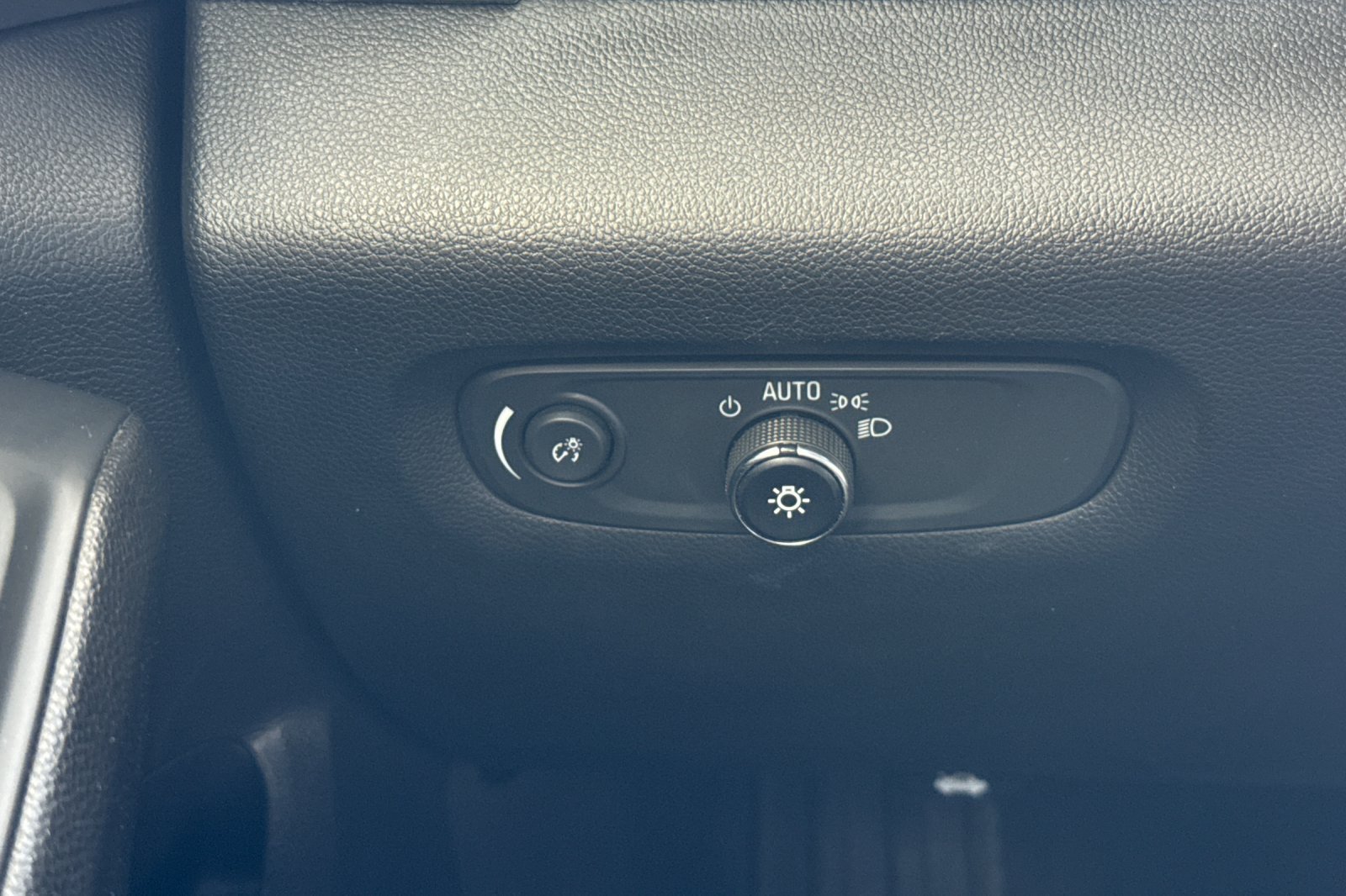 Used 2023 Chevrolet Traverse LS FWD image 40