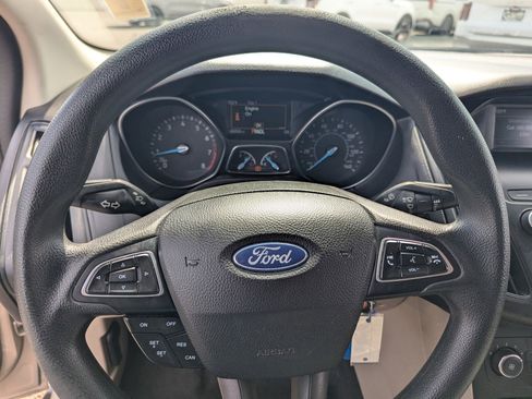 Used 2018 Ford Focus SE w/ SE Appearance Package image 13