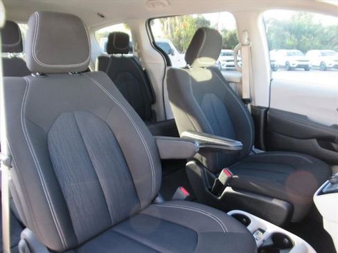 Certified 2024 Chrysler Voyager LX image 8