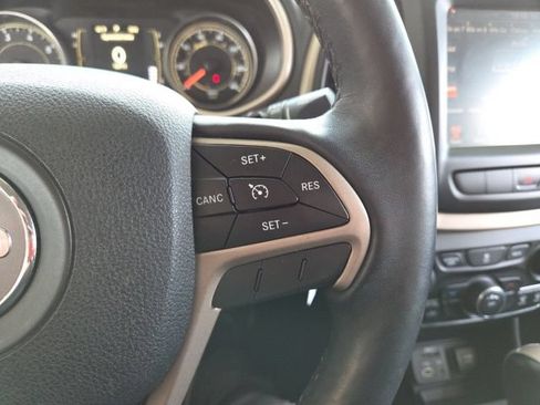 Used 2014 Jeep Cherokee Latitude w/ Cold Weather Group FWD image 12