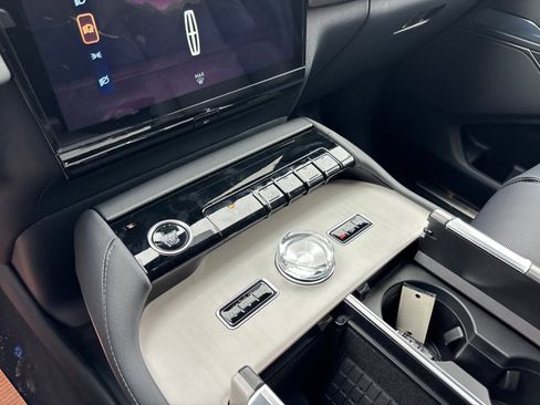 New 2026 Lincoln Navigator Premiere AWD/4WD image 22