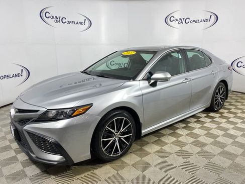 Used 2023 Toyota Camry SE w/ Cold Weather Package image 3