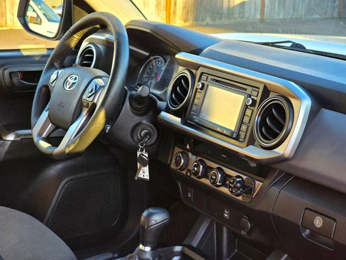 Used 2016 Toyota Tacoma SR5 AWD/4WD image 17