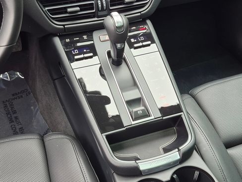 Certified 2026 Porsche Macan AWD/4WD image 18