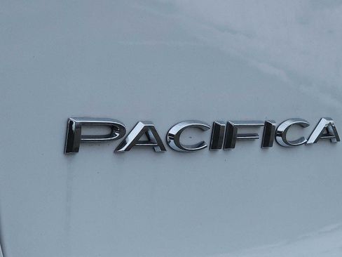 Used 2024 Chrysler Pacifica Touring-L image 30