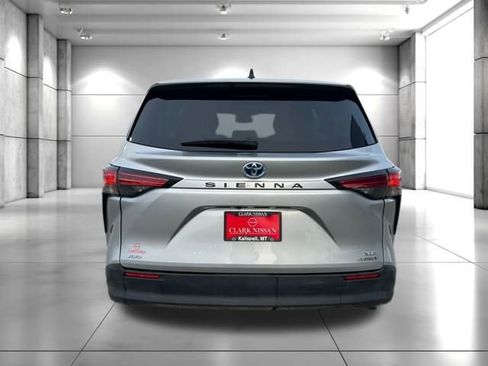 Used 2021 Toyota Sienna XLE image 6