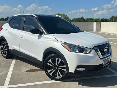 Used 2018 Nissan Kicks SV FWD image 1