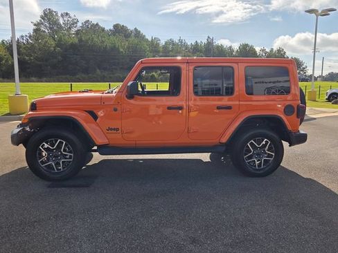 Used 2025 Jeep Wrangler Unlimited Sahara AWD/4WD image 4