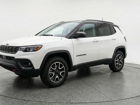 Used 2025 Jeep Compass Trailhawk AWD/4WD image 3