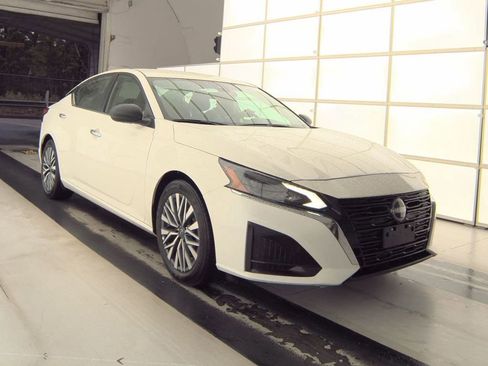 Used 2025 Nissan Altima 2.5 SV FWD image 3